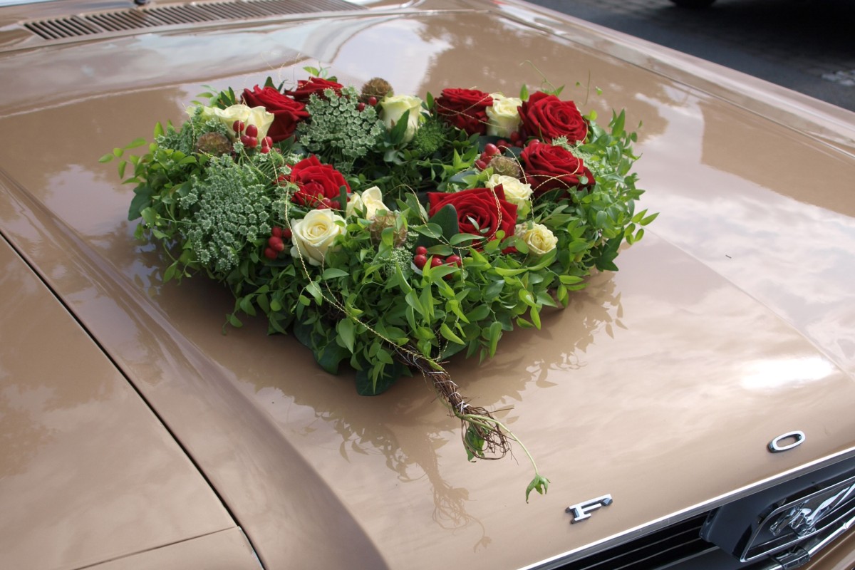 Blumengesteck auf 66er Ford Mustang